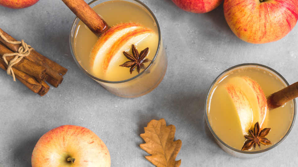 Mugs with hot apple cider